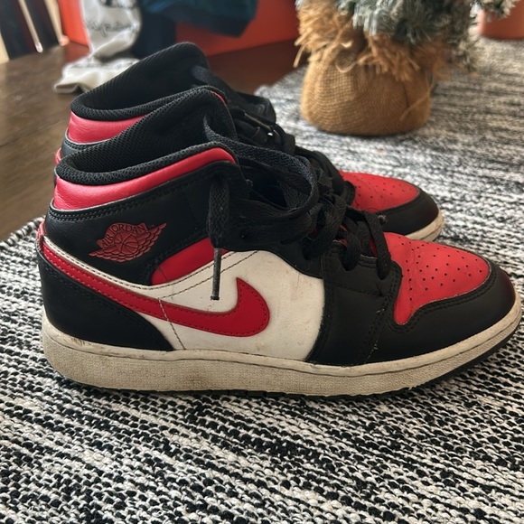 Jordan 1s red black & white size 4Y - Picture 3 of 6